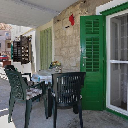 Kaštela 2 Bedroom Stunning Apartment In Kastel Kambelovac מראה חיצוני תמונה