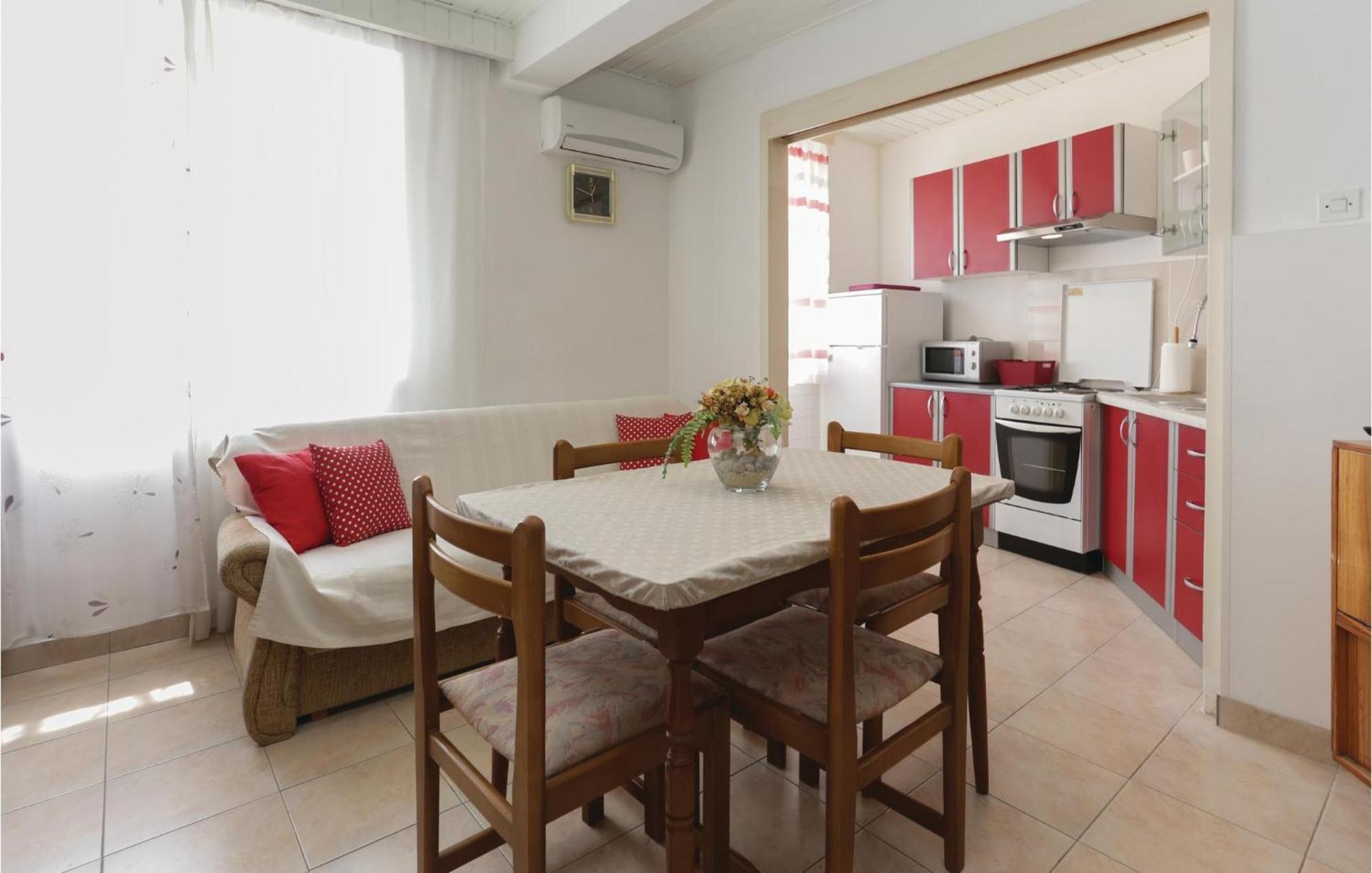 Kaštela 2 Bedroom Stunning Apartment In Kastel Kambelovac מראה חיצוני תמונה