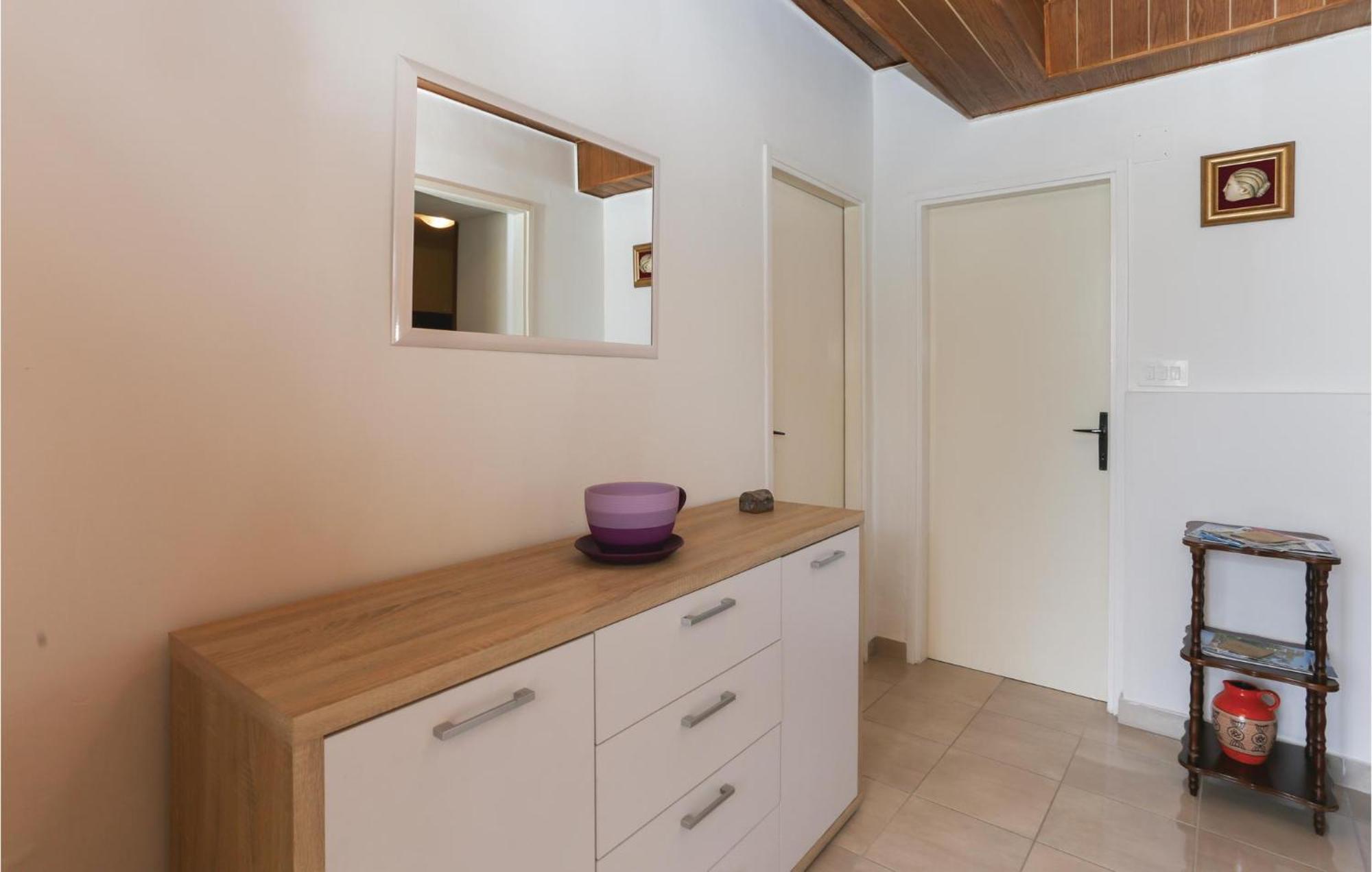 Kaštela 2 Bedroom Stunning Apartment In Kastel Kambelovac מראה חיצוני תמונה