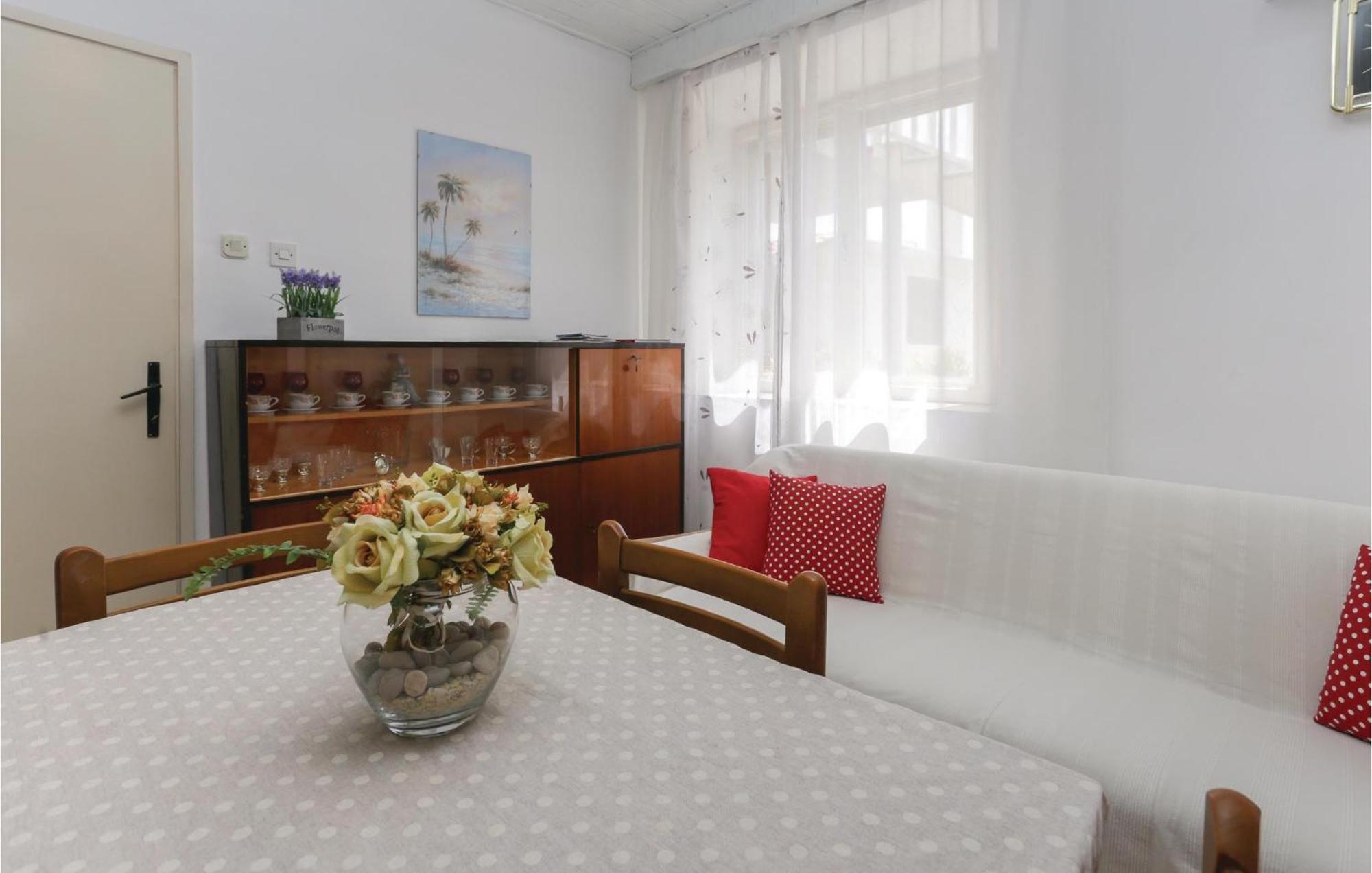 Kaštela 2 Bedroom Stunning Apartment In Kastel Kambelovac מראה חיצוני תמונה