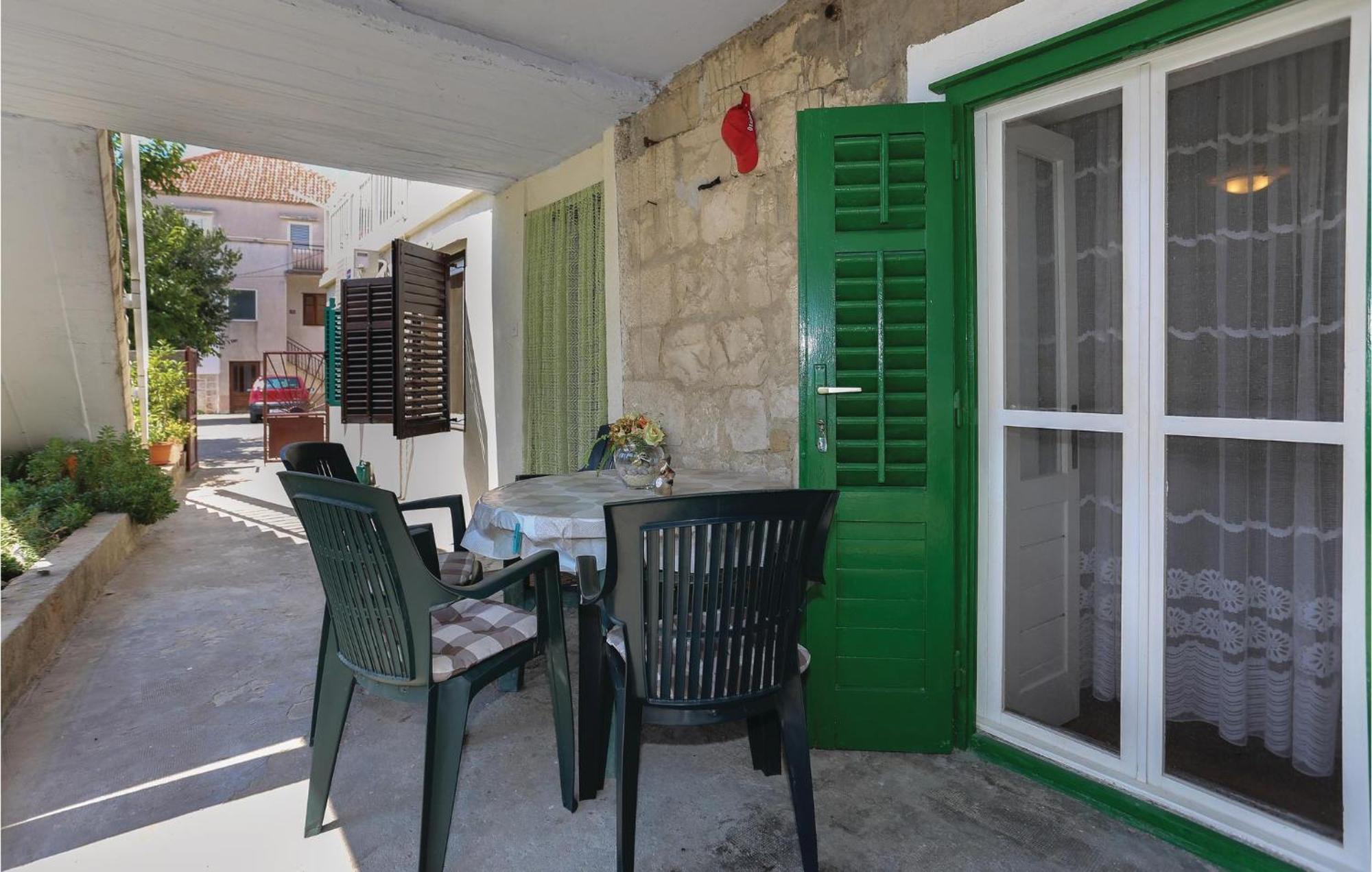 Kaštela 2 Bedroom Stunning Apartment In Kastel Kambelovac מראה חיצוני תמונה